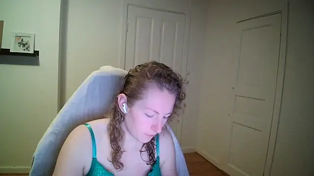 Snapshot of Girlnina-1995 chatting on December 2025 10:02:01 AM Girlnina-1995 online show from December 2025 10:02:01 AM