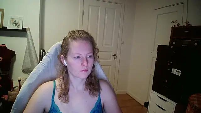 Snapshot of Girlnina-1995 chatting on December 2025 10:31:01 AM Girlnina-1995 online show from December 2025 10:31:01 AM