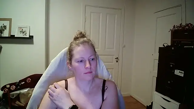 Snapshot of Girlnina-1995 chatting on February 2026 08:03:02 PM Girlnina-1995 online show from February 2026 08:03:02 PM