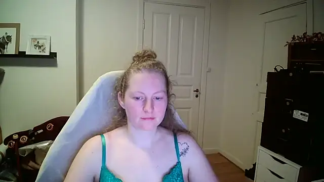 Snapshot of Girlnina-1995 chatting on February 2026 08:13:02 PM Girlnina-1995 online show from February 2026 08:13:02 PM