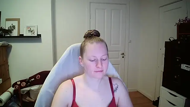 Snapshot of Girlnina-1995 chatting on February 2026 10:11:01 AM Girlnina-1995 online show from February 2026 10:11:01 AM