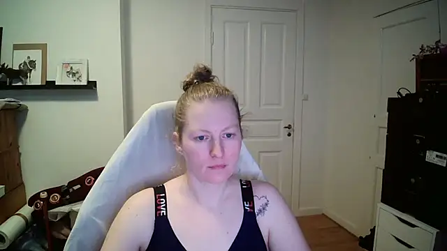 Snapshot of Girlnina-1995 chatting on February 2026 09:43:01 AM Girlnina-1995 online show from February 2026 09:43:01 AM