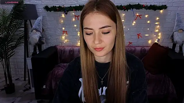 Snapshot of Adelyna_Bird chatting on December 2024 11:44:01 AM Adelyna Bird online show from December 2024 11:44:01 AM