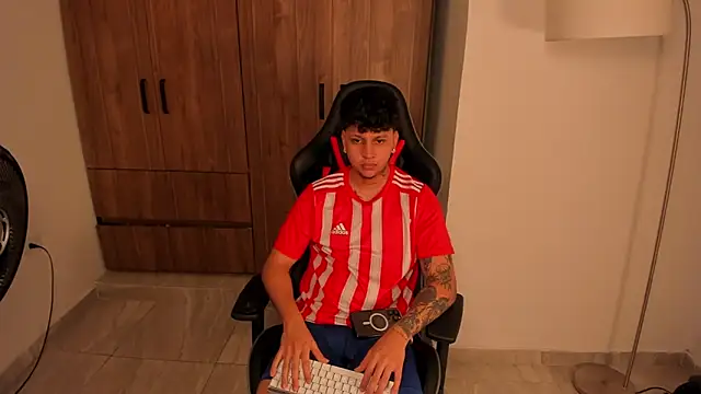 Snapshot of Jake_simons chatting on December 2025 08:18:02 PM Jake simons online show from December 2025 08:18:02 PM