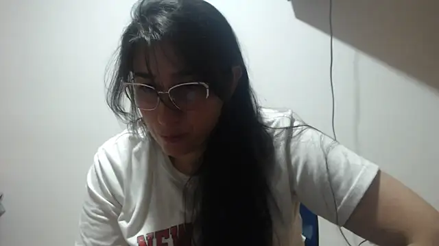 andreaisis2 online show from May 2026 01:33:02 AM