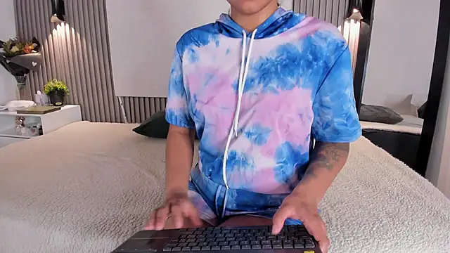 Snapshot of Zafiiraa chatting on December 2025 12:35:02 PM Zafiiraa online show from December 2025 12:35:02 PM