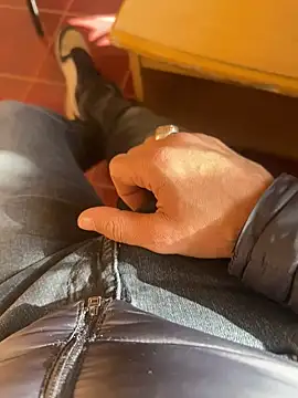 Snapshot of MAHKE12 chatting on November 2025 10:28:02 AM MAHKE12 online show from November 2025 10:28:02 AM