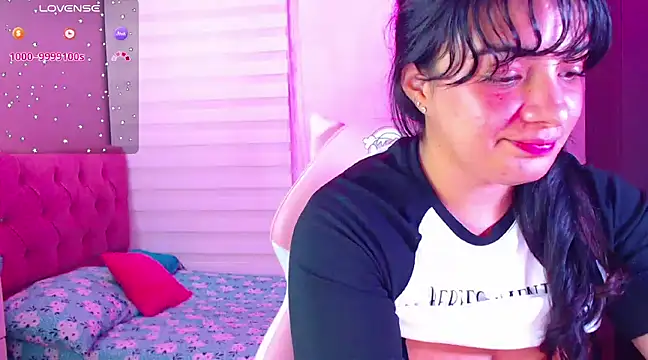 Snapshot of Vannessa__Shy chatting on December 2024 11:14:01 PM Vannessa Shy online show from December 2024 11:14:01 PM