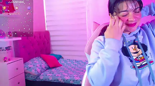 Snapshot of Vannessa__Shy chatting on December 2024 01:42:02 PM Vannessa Shy online show from December 2024 01:42:02 PM