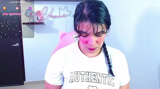 Snapshot of Vannessa__Shy chatting on February 2025 11:32:01 PM Vannessa Shy online show from February 2025 11:32:01 PM