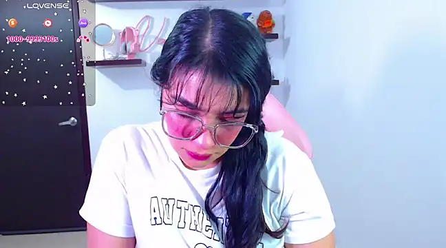 Snapshot of Vannessa__Shy chatting on February 2025 08:10:01 PM Vannessa Shy online show from February 2025 08:10:01 PM