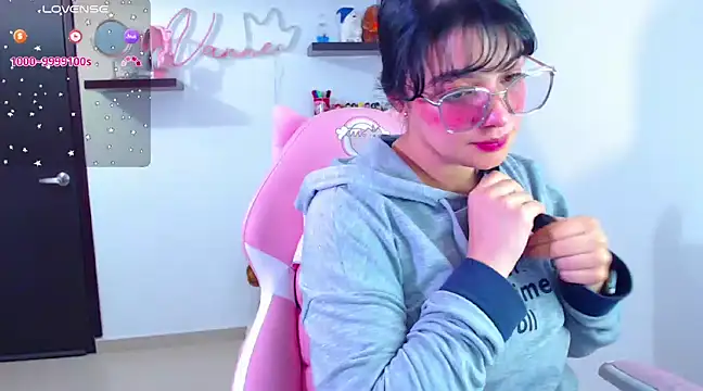 Snapshot of Vannessa__Shy chatting on February 2025 11:10:02 PM Vannessa Shy online show from February 2025 11:10:02 PM