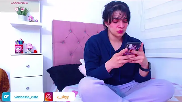 Snapshot of Vannessa__Shy chatting on September 2025 10:54:01 PM Vannessa Shy online show from September 2025 10:54:01 PM