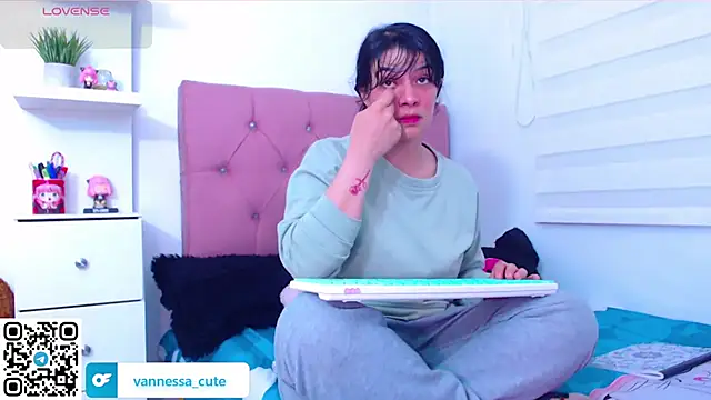 Snapshot of Vannessa__Shy chatting on September 2025 10:00:01 PM Vannessa Shy online show from September 2025 10:00:01 PM