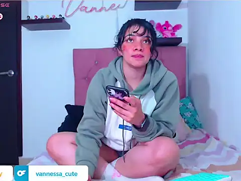 Snapshot of Vannessa__Shy chatting on October 2025 01:20:02 AM Vannessa Shy online show from October 2025 01:20:02 AM