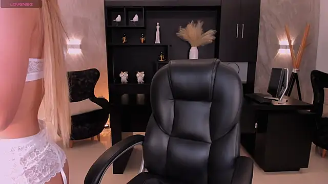 Snapshot of LexieWayne chatting on December 2024 11:06:02 PM LexieWayne online show from December 2024 11:06:02 PM