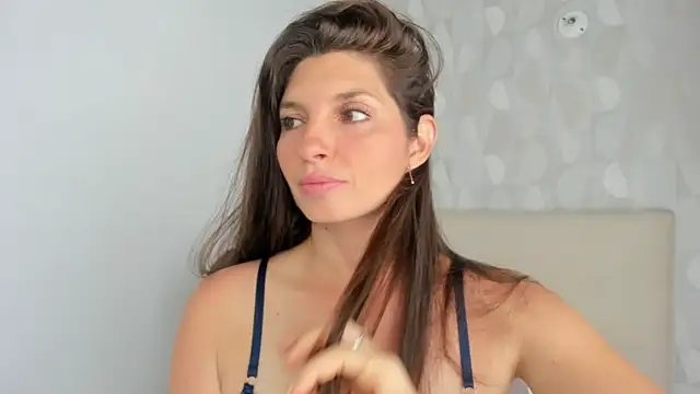 Azahara Amin  online show from November 2025 03:22:01 PM