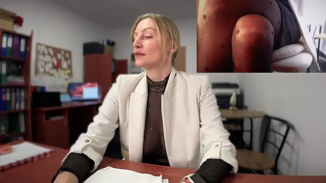 Snapshot of legsLONG chatting on December 2024 08:01:01 AM legsLONG online show from December 2024 08:01:01 AM