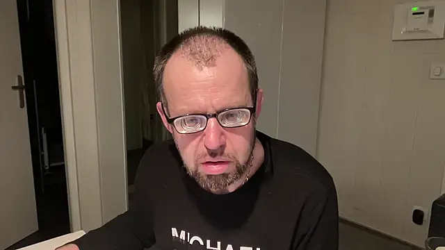 Snapshot of FABIOGLASSES chatting on May 2026 11:43:02 PM FABIOGLASSES online show from May 2026 11:43:02 PM