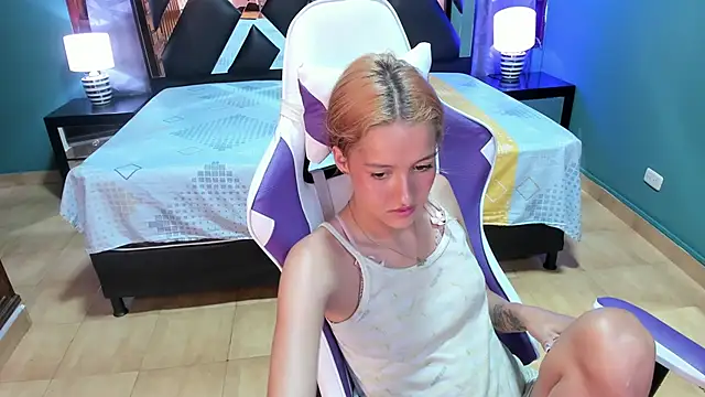 Snapshot of Linda4Petite chatting on January 2025 09:32:02 PM Linda4Petite online show from January 2025 09:32:02 PM