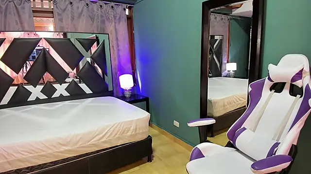 Snapshot of Linda4Petite chatting on January 2025 06:10:01 PM Linda4Petite online show from January 2025 06:10:01 PM