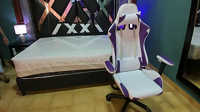 Snapshot of Linda4Petite chatting on February 2025 05:56:02 PM Linda4Petite online show from February 2025 05:56:02 PM