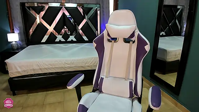 Snapshot of Linda4Petite chatting on March 2025 06:18:01 PM Linda4Petite online show from March 2025 06:18:01 PM