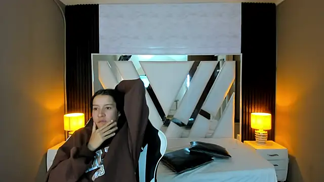 Snapshot of Linda4Petite chatting on October 2025 01:06:02 PM Linda4Petite online show from October 2025 01:06:02 PM