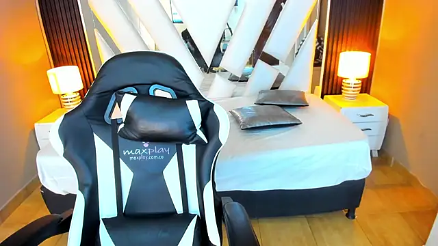 Snapshot of Linda4Petite chatting on October 2025 05:58:02 PM Linda4Petite online show from October 2025 05:58:02 PM