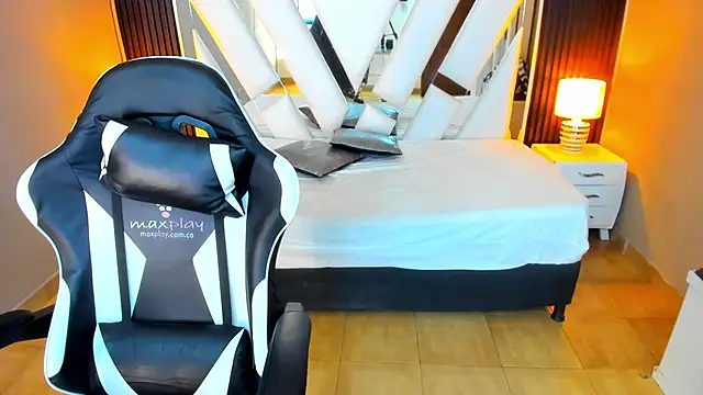 Snapshot of Linda4Petite chatting on October 2025 06:09:01 PM Linda4Petite online show from October 2025 06:09:01 PM