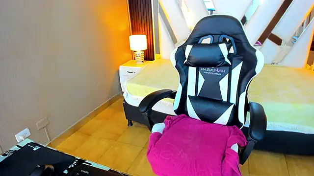 Snapshot of Linda4Petite chatting on November 2025 05:59:01 PM Linda4Petite online show from November 2025 05:59:01 PM