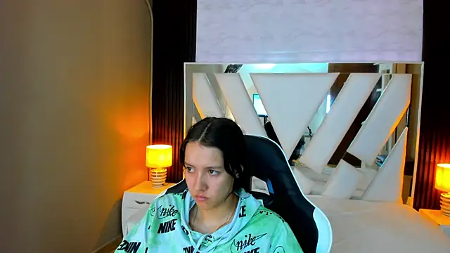 Snapshot of Linda4Petite chatting on November 2025 12:51:01 PM Linda4Petite online show from November 2025 12:51:01 PM