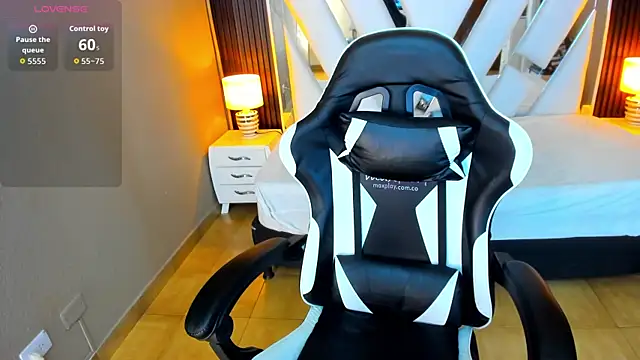 Linda4Petite online show from November 2025 06:06:02 PM