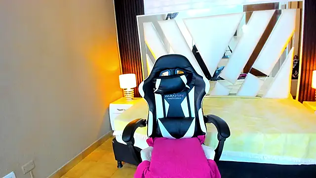 Linda4Petite online show from November 2025 06:18:02 PM