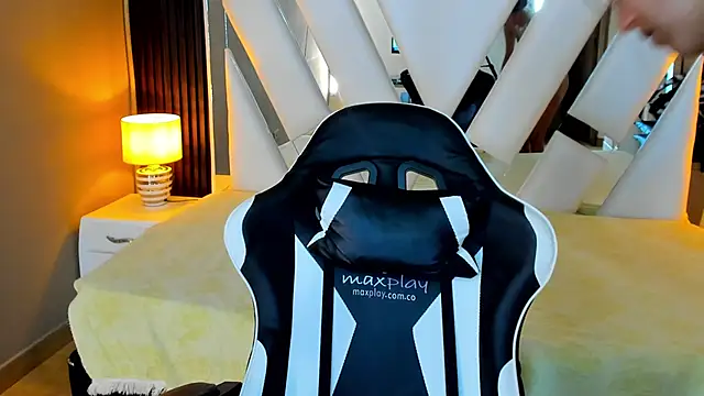 Linda4Petite online show from November 2025 01:26:02 PM