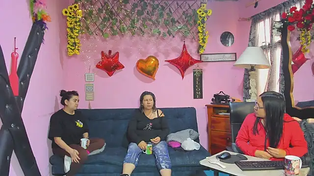 Snapshot of lesbiancuple chatting on March 2026 12:32:01 PM lesbiancuple online show from March 2026 12:32:01 PM