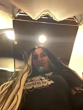 Snapshot of CrazzyChicks chatting on January 2025 08:03:02 AM CrazzyChicks online show from January 2025 08:03:02 AM