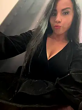 Snapshot of CrazzyChicks chatting on October 2025 08:11:01 AM CrazzyChicks online show from October 2025 08:11:01 AM