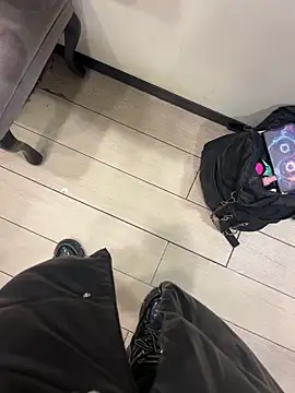 Snapshot of CrazzyChicks chatting on November 2025 07:43:01 AM CrazzyChicks online show from November 2025 07:43:01 AM