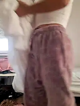 Snapshot of laura_dirtyhot chatting on December 2024 08:20:01 AM laura dirtyhot online show from December 2024 08:20:01 AM