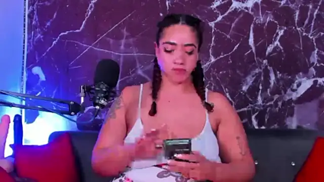 Snapshot of HannaMiills@xh chatting on February 2026 02:44:01 PM HannaMiillsxh online show from February 2026 02:44:01 PM