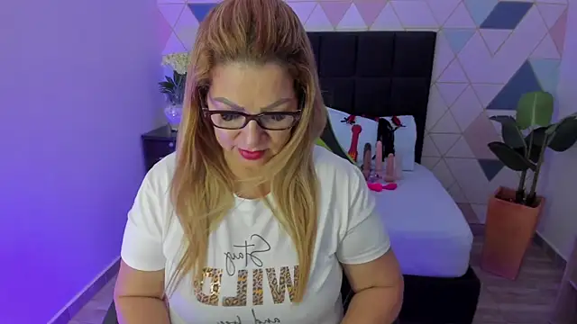 Snapshot of gisela27 chatting on September 2025 12:49:02 PM gisela27 online show from September 2025 12:49:02 PM