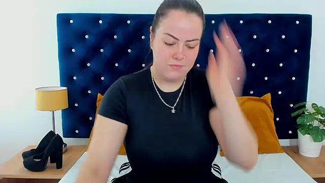 Snapshot of EvaLick chatting on November 2025 06:45:02 AM EvaLick online show from November 2025 06:45:02 AM