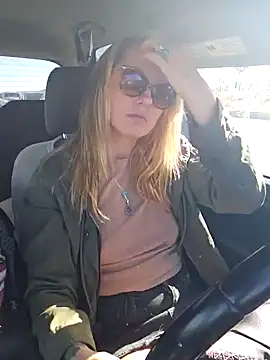 Snapshot of SheIsSomething chatting on January 2025 07:21:01 PM SheIsSomething online show from January 2025 07:21:01 PM