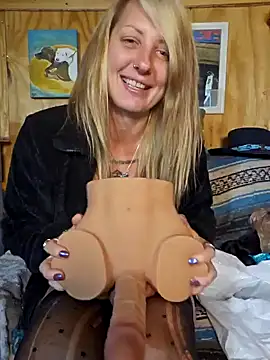 Snapshot of SheIsSomething chatting on January 2025 02:30:01 AM SheIsSomething online show from January 2025 02:30:01 AM