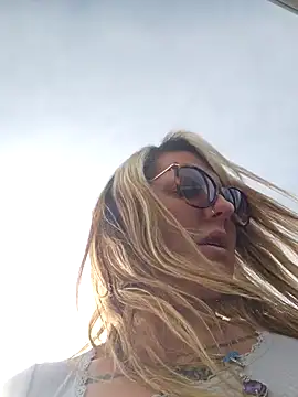 Snapshot of SheIsSomething chatting on January 2025 09:48:02 PM SheIsSomething online show from January 2025 09:48:02 PM