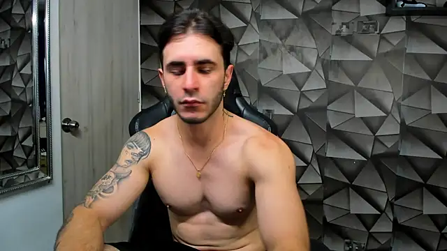 Snapshot of Latino_stud4u chatting on December 2025 01:02:01 AM Latino stud4u online show from December 2025 01:02:01 AM