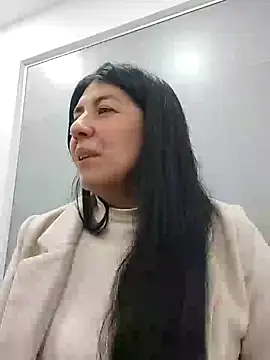 aisha latina online show from February 2025 01:40:01 PM