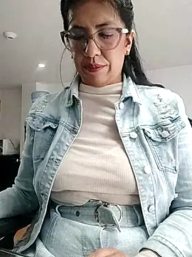 aisha latina online show from October 2025 03:36:01 PM