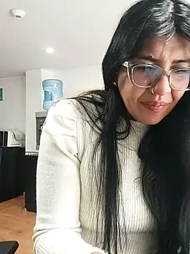 aisha latina online show from May 2026 03:31:02 PM